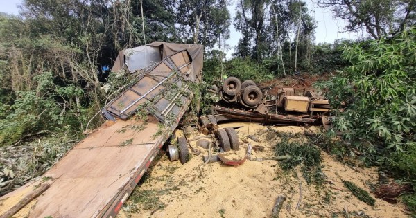 Caminhoneiro morre após bater em carro, sair da pista e cair em ribanceira em Guarapuava; três pessoas ficaram feridas