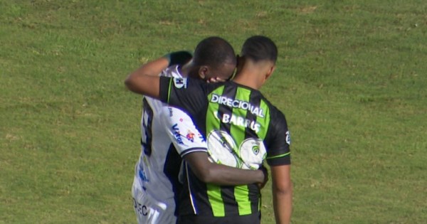 Prisão de jogador por racismo contra adversário: alvo da injúria no PR foi vítima de ofensa racial em outro jogo do Brasileirão há menos de um ano