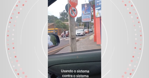 Pode ou não pode? Passageira desce de carro e 'segura' trânsito na faixa de pedestres para facilitar passagem de motorista em cruzamento