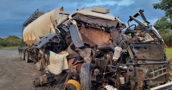 Batida entre carro, três caminhões e ônibus de viagem deixa quatro feridos em Guarapuava
